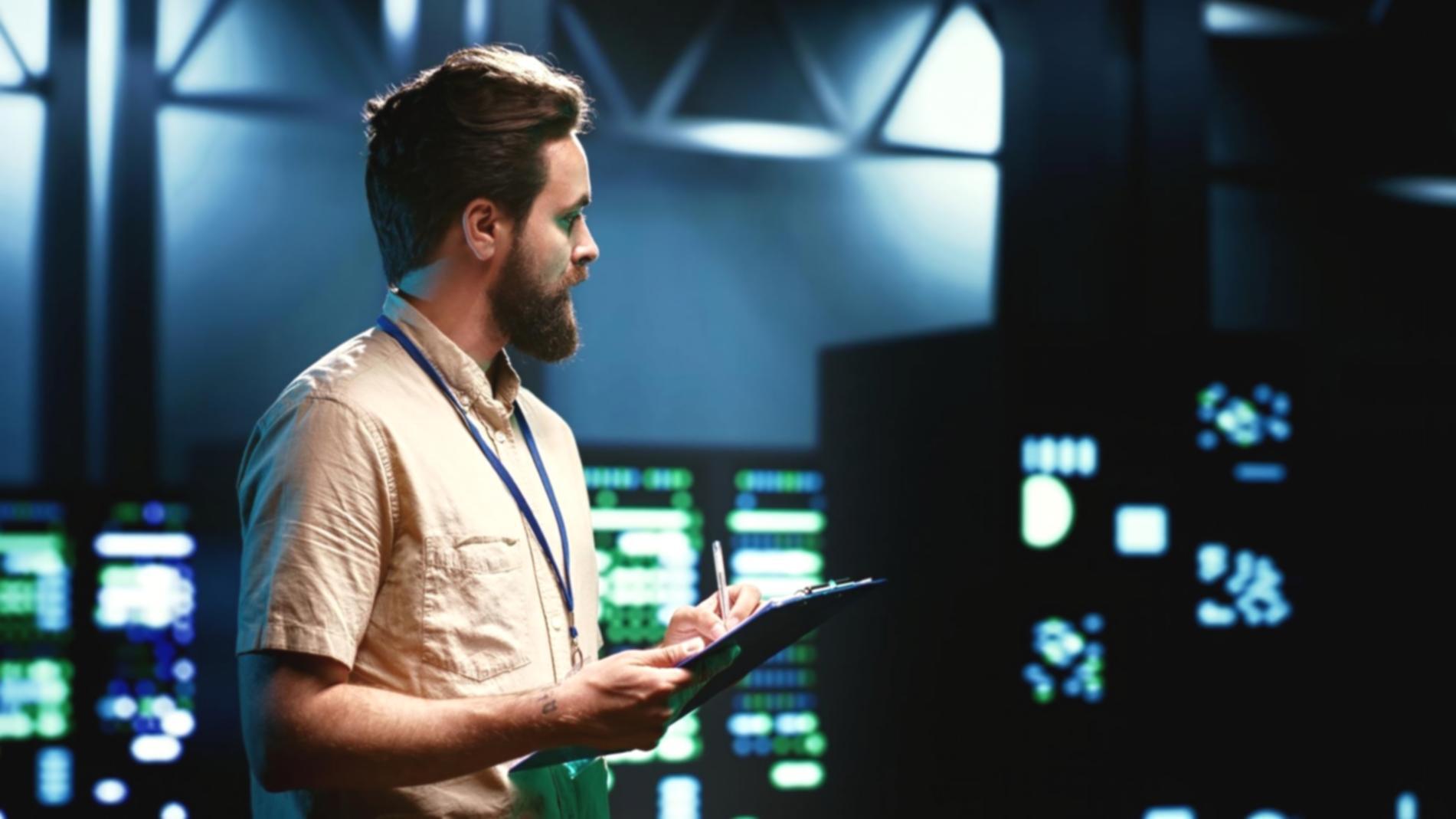 Moderne Datenbankumgebung mit mehreren Monitoren und Entwicklungstools