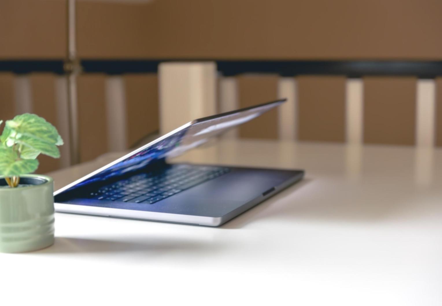 Teamarbeit und Projektbesprechung in moderner Lernumgebung