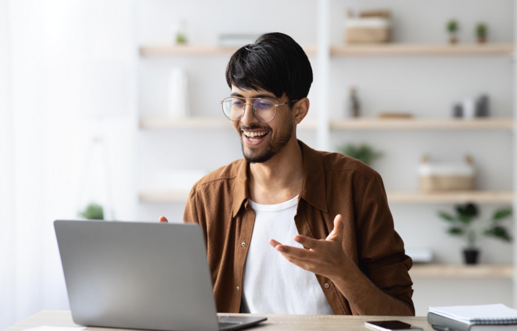 Modernes Schulungszentrum mit technischer Ausstattung für Datenbankadministration